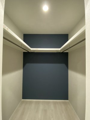 1面がアクセントとなっているウォークインクローゼット