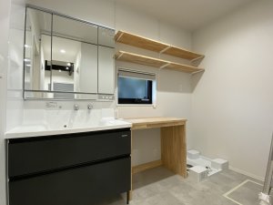 洗面横には造作棚で形成されたランドリースペース