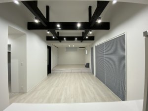 床と同系色の小上がり＋勾配天井でスッキリ広々した印象