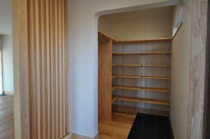 大容量シューズクロークとコート掛け