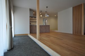 広々とした土間空間を室内に配置することで多目的に活用できる