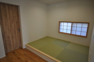 キッチン横にはくつろげる畳スペース