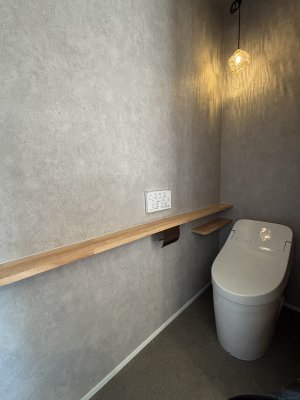 シンプルデザインのトイレ空間