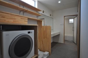 ランドリースペースは機能的に収納棚を配置