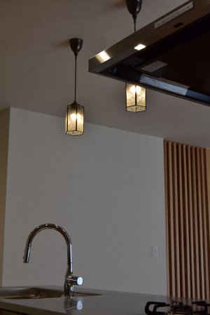 目に入りやすいキッチン上の照明はアクセントに