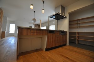 木目を基調としたキッチンと大空間パントリー