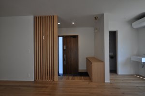 空間を仕切りつつ解放感を損なわない木格子