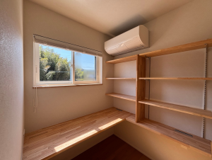 完全個室の書斎。自然の緑が眺められる窓もあり！ジョブ＆リラックス。