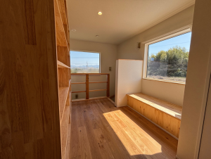 ２階ホールのファミリー空間。身支度や読書、多目的に活用できます。