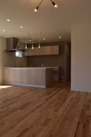 淡く柔らかな色合いで統一したLDK