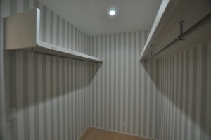 クローゼットはボーダー柄でシャキッと感