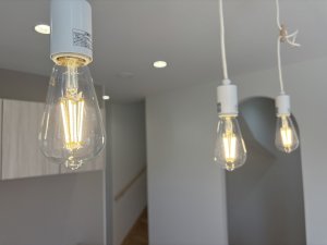 キッチン上の照明もポップに明るく💡