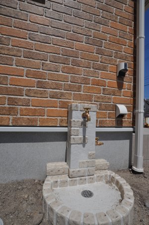 立水栓もレンガ模様♪