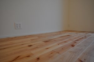 無垢のフローリングが足元から温もりを感じさせる