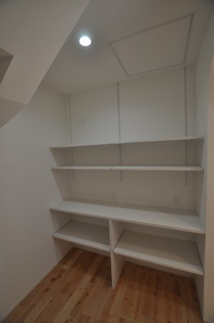 キッチン横には階段下を活用したパントリー