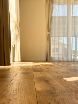 無垢床の温かみが家全体に広がる―木漏れ日がゆったり感を演出しています。