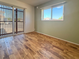 プライバシーを確保しながら格子越しに外部の自然風を感じられる心地よい空間。