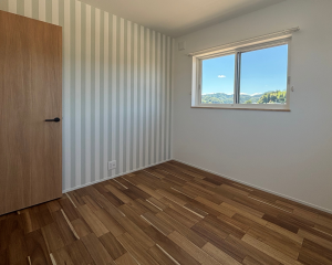 ストライプ柄のアクセントがかわいい子供部屋。