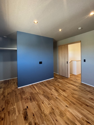 グレージュ×ブルーの壁紙が大人の空間を演出。