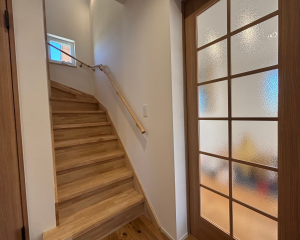 家族の帰宅やお客様の来客が気配でわかる大きな半透明ガラス素材の建具