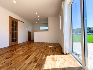 リビングの窓越しに四季の移ろいを感じられる―