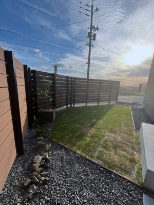 フェンスで囲われたプライベートガーデンは、
視線を気にせず過ごせる、もう１つのリビングー　夕日も楽しめます！