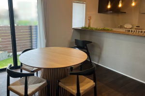 いつでも外を感じられる落ち着きのダイニング