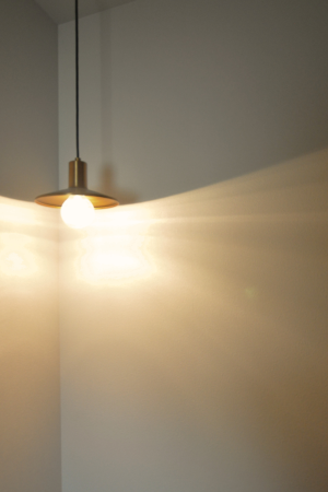 壁に移る光が玄関ホールをやさしく照らす