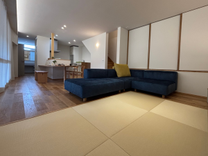 ソファと一体感のあるフラット畳で
くつろぎの時間をー