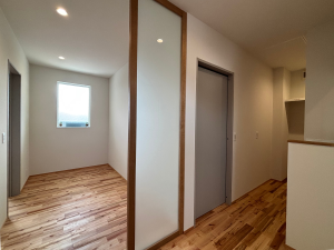 ２Fファミリークローゼットは
プライベート感を保ちつつ
光を通す開放的な空間にー