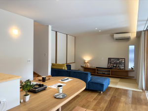 床・家具・照明の色調を合わせた統一デザイン