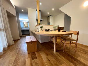 こだわりのチェアに合わせて設計した
造作テーブルで統一感のある空間にー