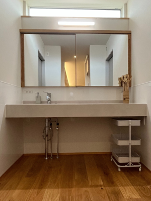 2人並んで使える収納たっぷり（鏡の裏が収納になっています）ワイドな造作洗面