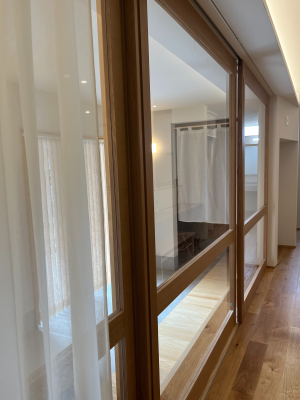 造作引き戸からやわらかい光が差し込む