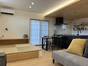 無垢の床と間接照明の光がこぼれる
下がり天井をしつらえたLDK。
自然素材を使用し、
家族がほっと落ち着ける空間にー。