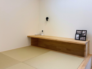 LDKの一角に約2帖の小上がり畳スペース。
机を造作し、下には足がおろせる掘り込みを。
子どもの宿題や書き物・読書スペースとしても。