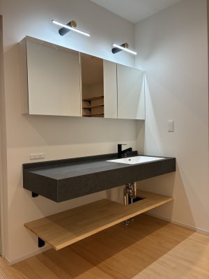 木×ブラックの造作洗面台。
家族の動線の中に配し、
忙しい朝もスムーズに準備◎
