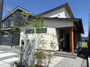 玄関までのアプローチもしっかり計画。
四季を感じさせる緑のお庭が
塗り壁の外観をより引き立てます―。