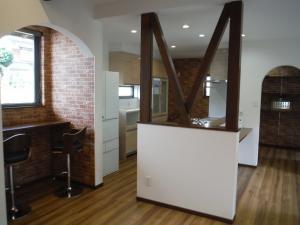 構造柱と筋交いをデザインとして活かしています