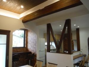 折り上げ天井とバーカウンター