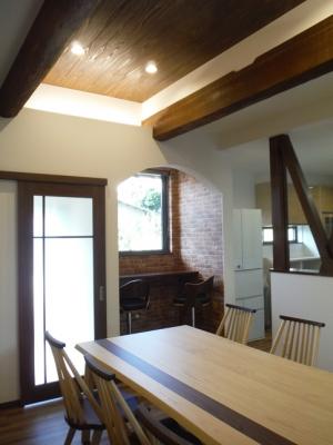 既存の梁を活かした折り上げ天井