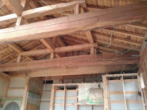 天井を剥ぐと趣のある梁が現れました