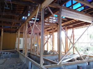 強度を増すために必要な個所に梁を補強していきます。