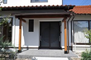 新たな玄関は化粧柱を施し、重厚感のある仕上がりにしました。