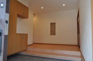 広く開放感のある玄関ホールへと生まれ変わらせました。