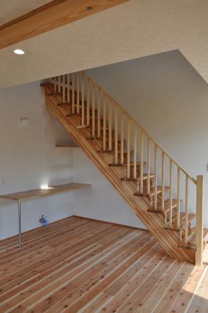 無垢材を使用したささら階段が家の中央に配置されました。