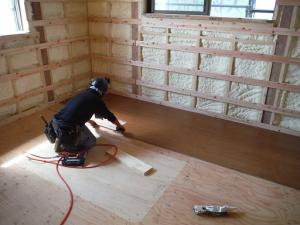 断熱材を吹き付けた後、床のフローリングを丁寧に張っていきます。