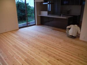 一階の床は足触りの良い杉を使用しました。