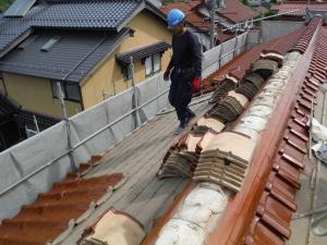 屋根瓦は再利用し、葺き直しを行いました。