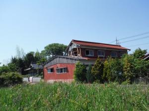 写真の手前側の平屋部分は今回減築しました。